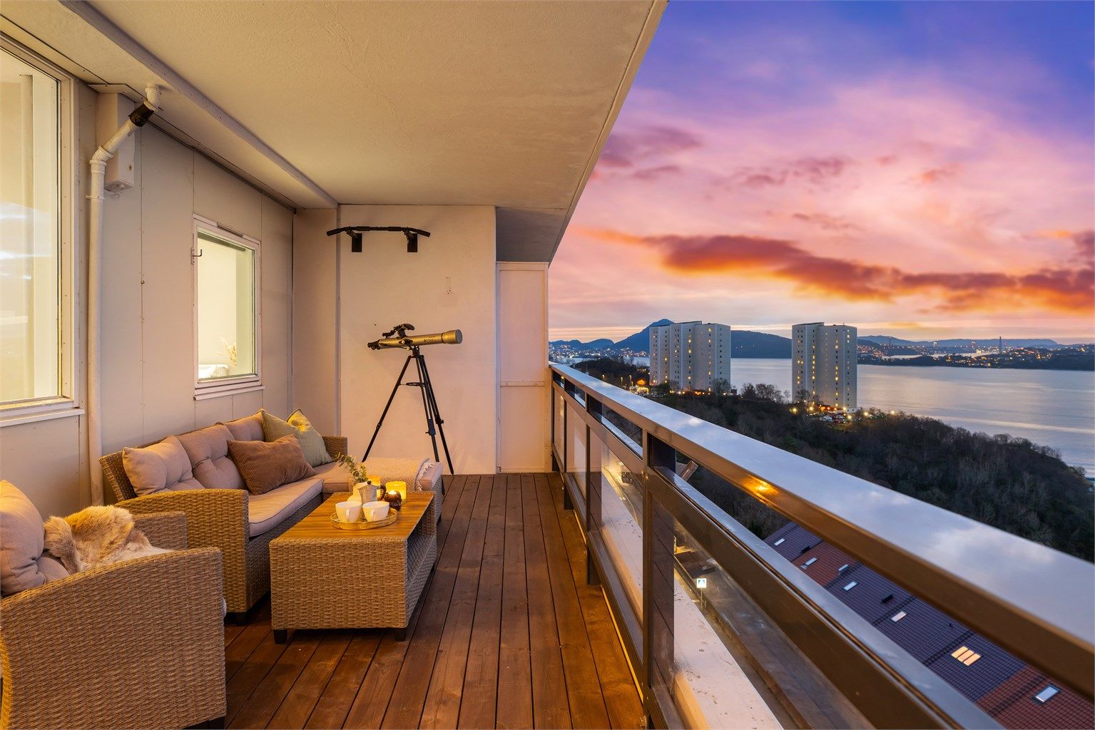 Her ser du langt innover mot Bergen, Askøy og byfjorden. 