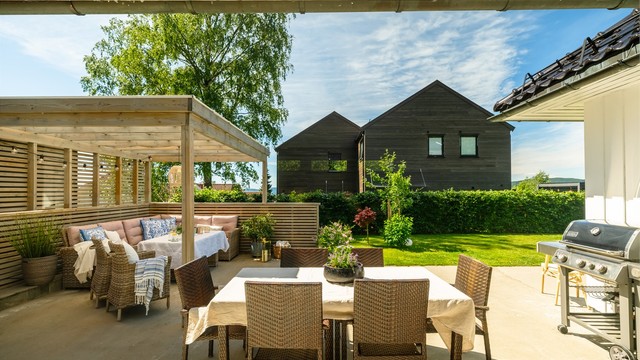 Det er god plass til flere sosiale soner, beplantning og grill.