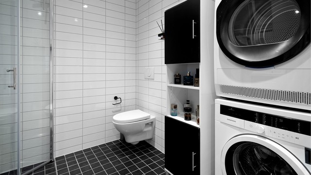 Badet har også praktisk opplegg for vaskemaskin, noe som gir en funksjonell og komplett baderomsløsning.