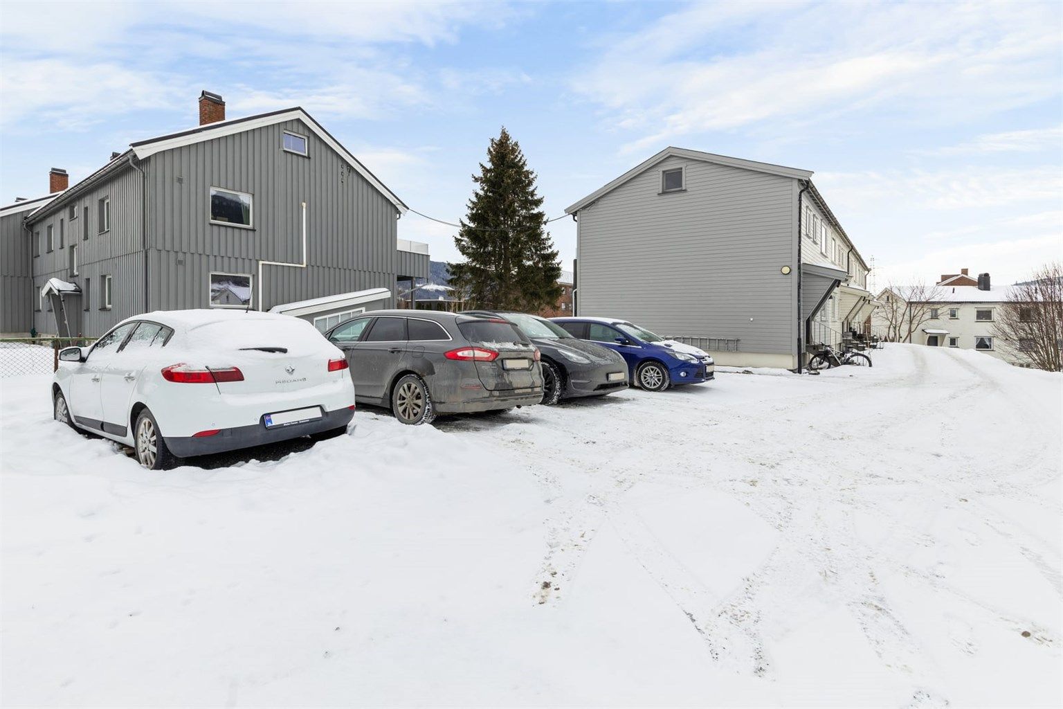 Felles disponibelt parkeringsområde på borettslagets tomt
