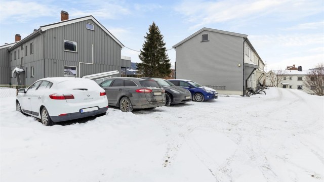 Felles disponibelt parkeringsområde på borettslagets tomt