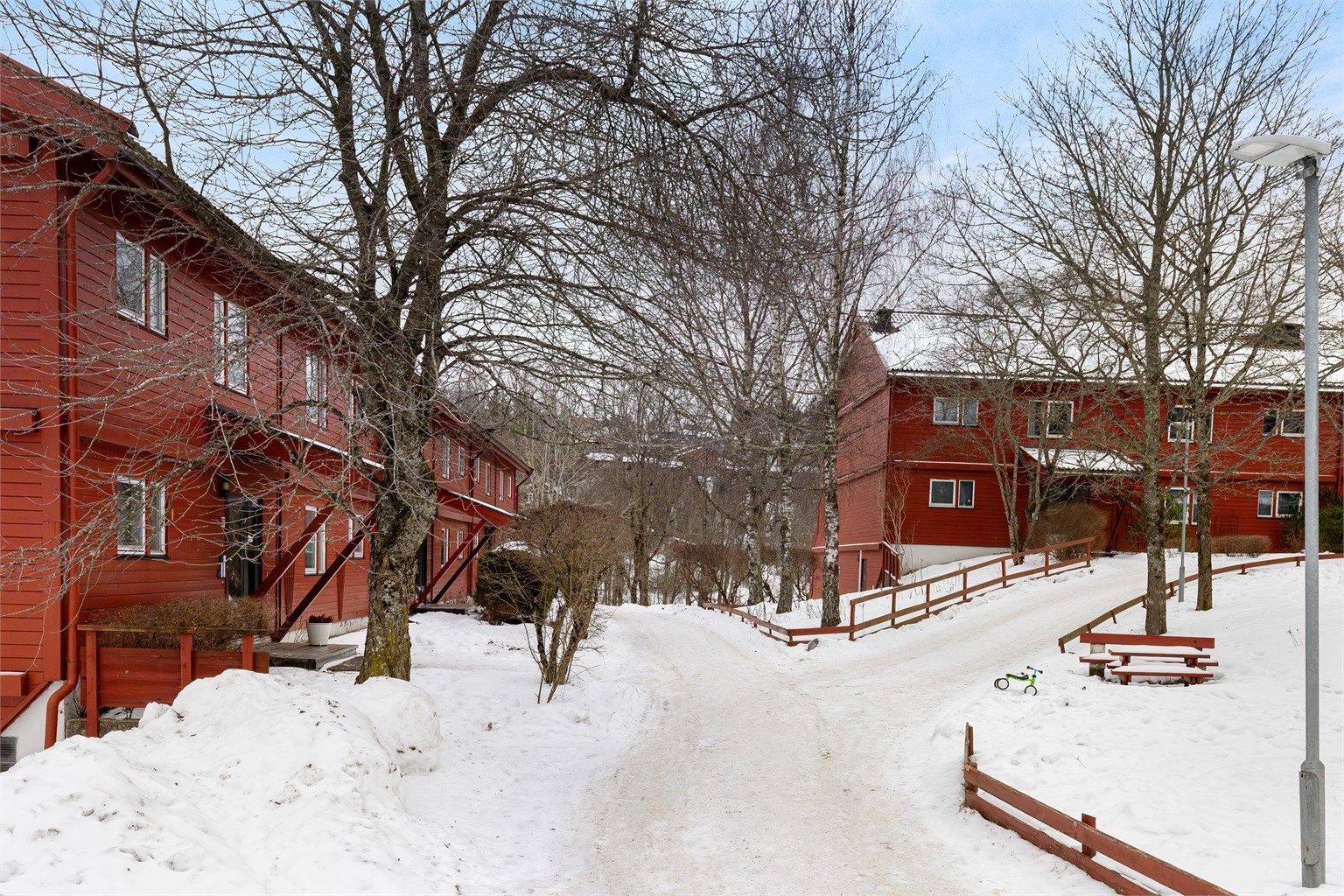 Sameiets hyggelige fellesarealer med lekeplass, sittebenker og interne veier mellom bebyggelsen