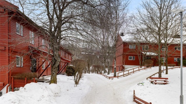 Sameiets hyggelige fellesarealer med lekeplass, sittebenker og interne veier mellom bebyggelsen