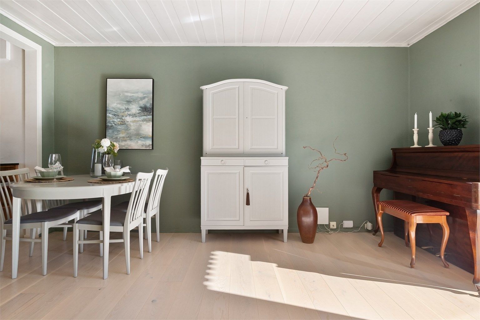 De gjennomgående gulvflatene i parkett skaper en helhetlig og varm atmosfære i hele etasjen.