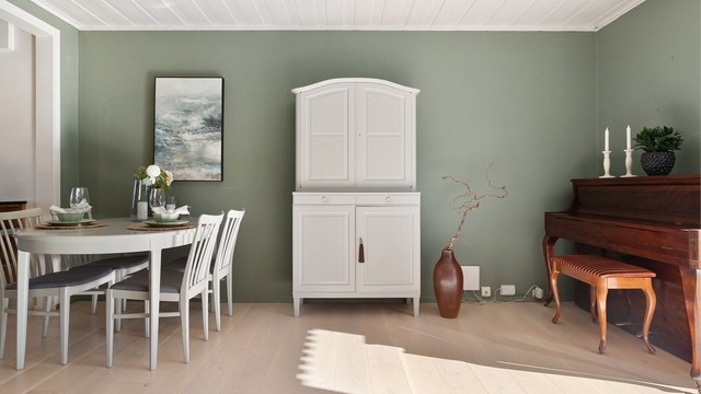 De gjennomgående gulvflatene i parkett skaper en helhetlig og varm atmosfære i hele etasjen.