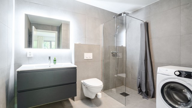 Badet i hybelen er flislagt, har vannbåren gulvvarme og opplegg for vaskemaskin.