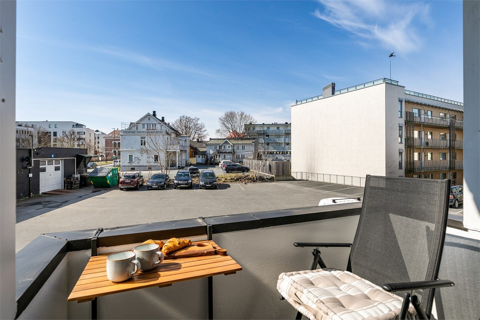 Sommerstid er det sol på balkongen fra sen formiddag til kveld.