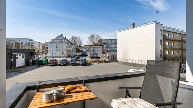 Sommerstid er det sol på balkongen fra sen formiddag til kveld.