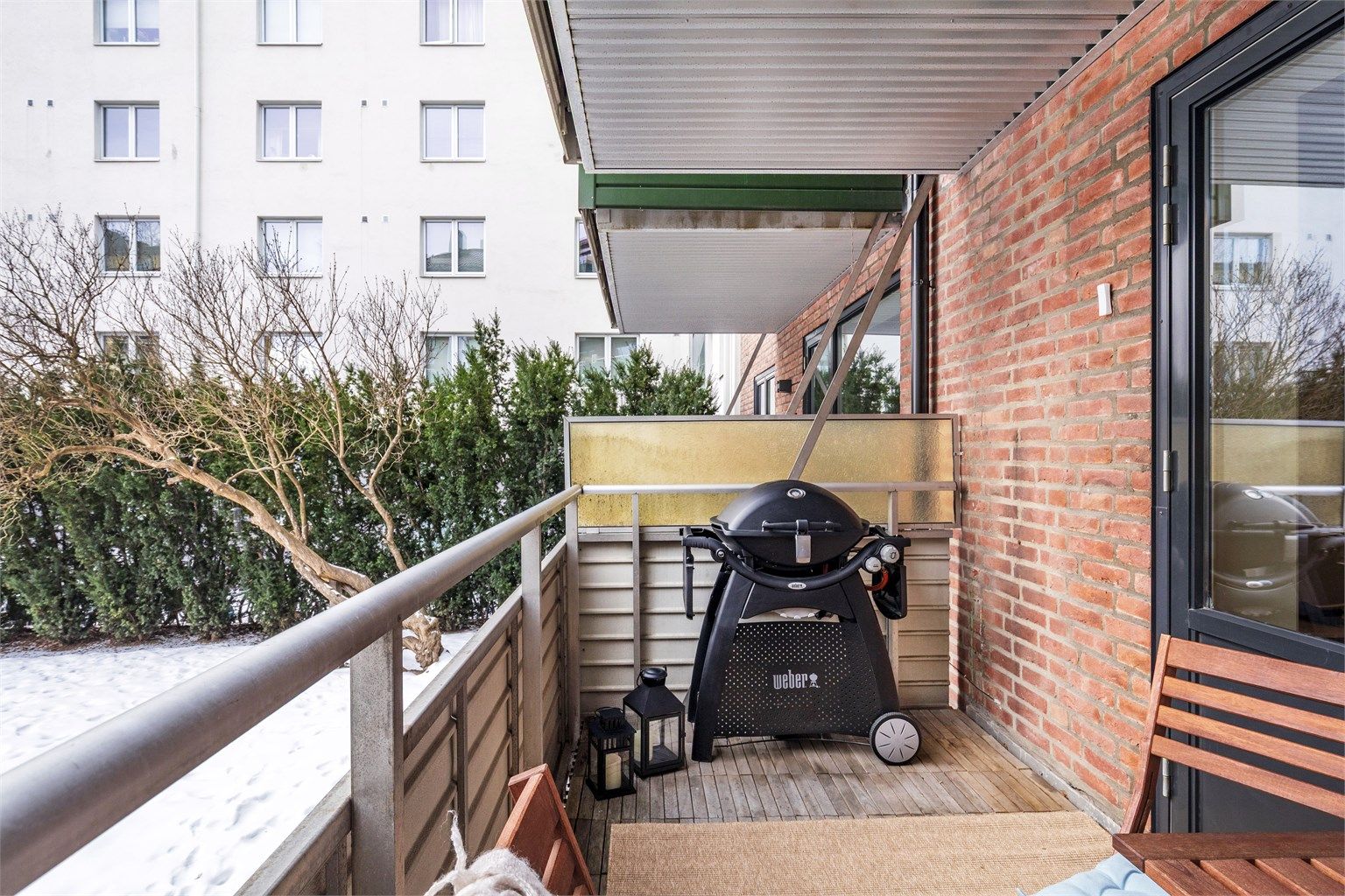 Her er det plass til både sittegruppe og stor grill.