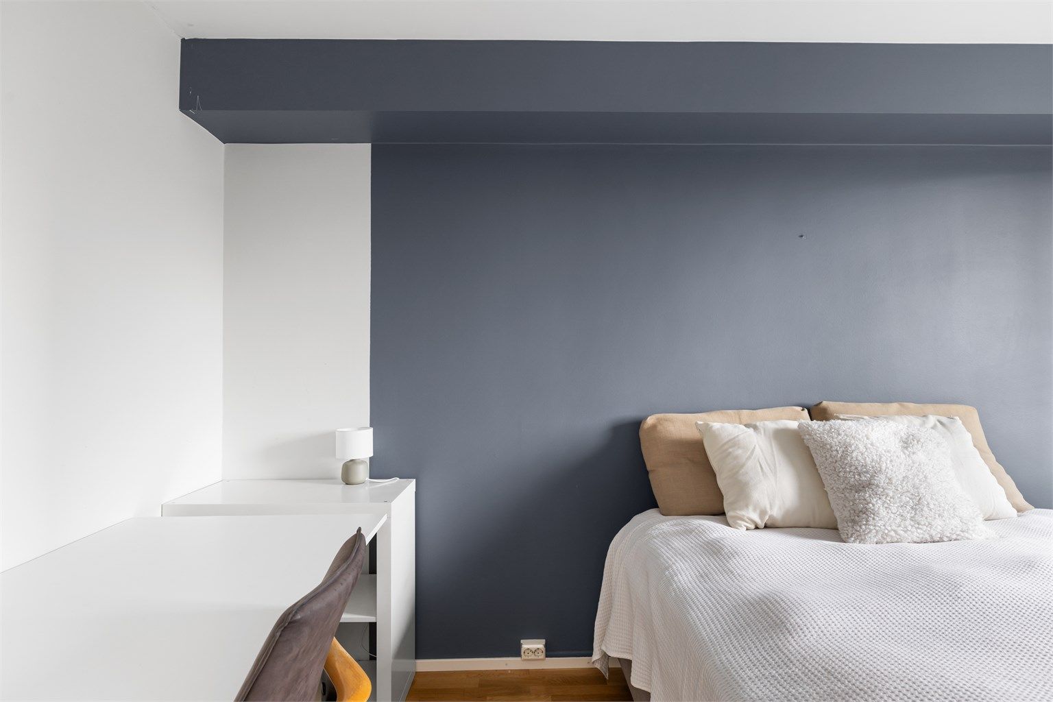 Rommet har god plass til en dobbeltseng og et par nattbord