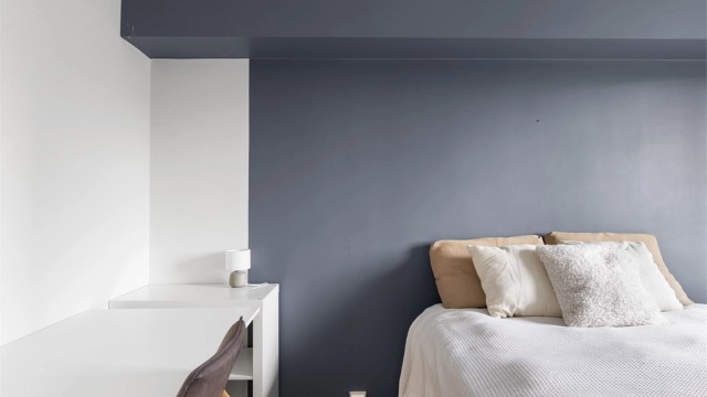 Rommet har god plass til en dobbeltseng og et par nattbord