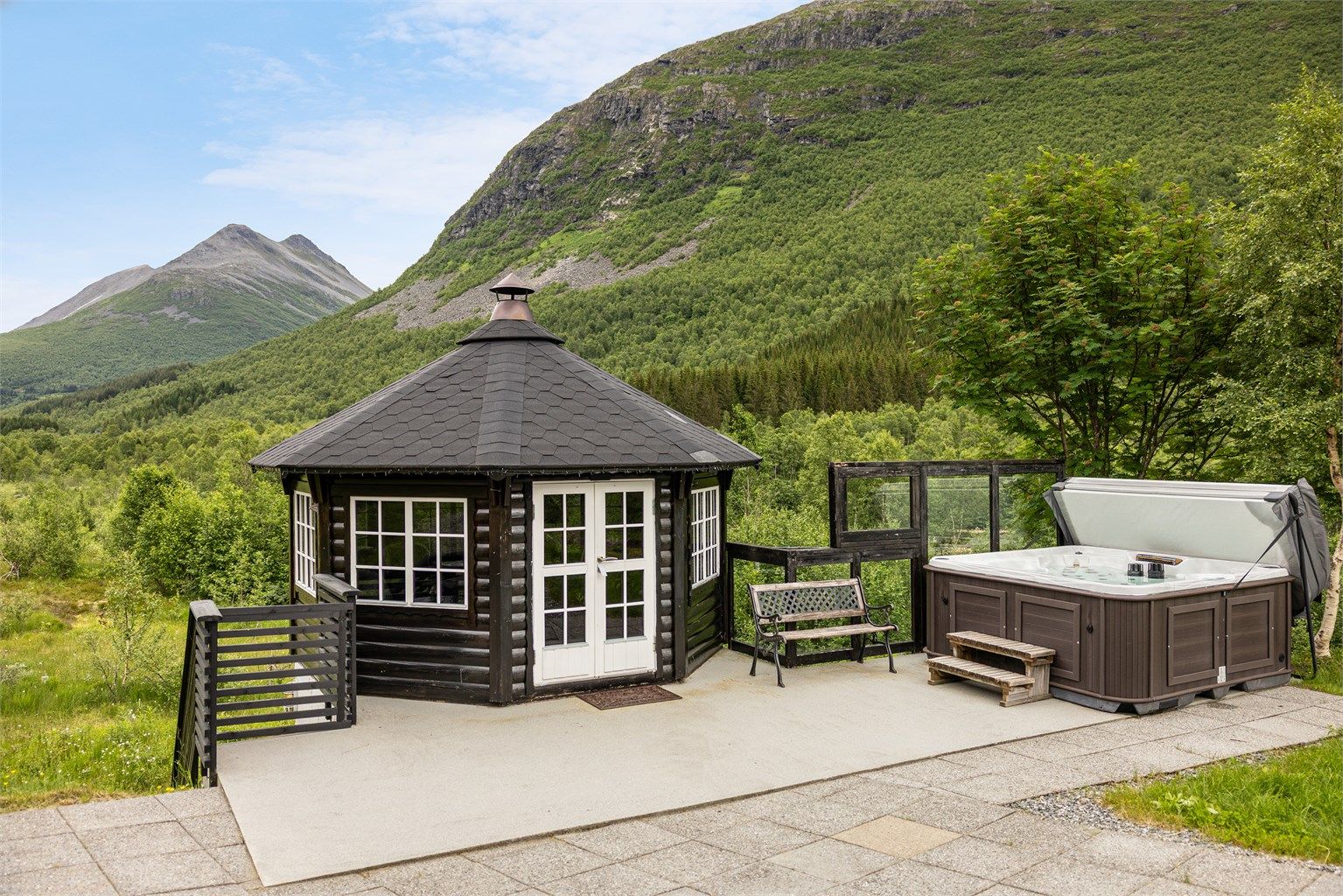 Det er og oppført en svært trivelig grillhytte på eiendommen. Jacuzzi medfølger ikke