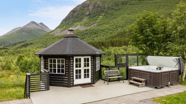Det er og oppført en svært trivelig grillhytte på eiendommen. Jacuzzi medfølger ikke