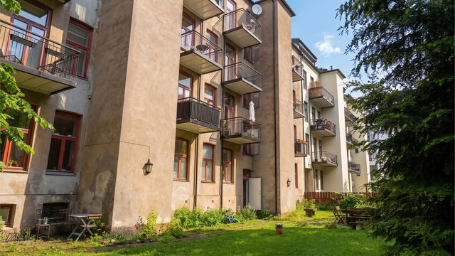 Hyggelig bakgård med fin beplantning