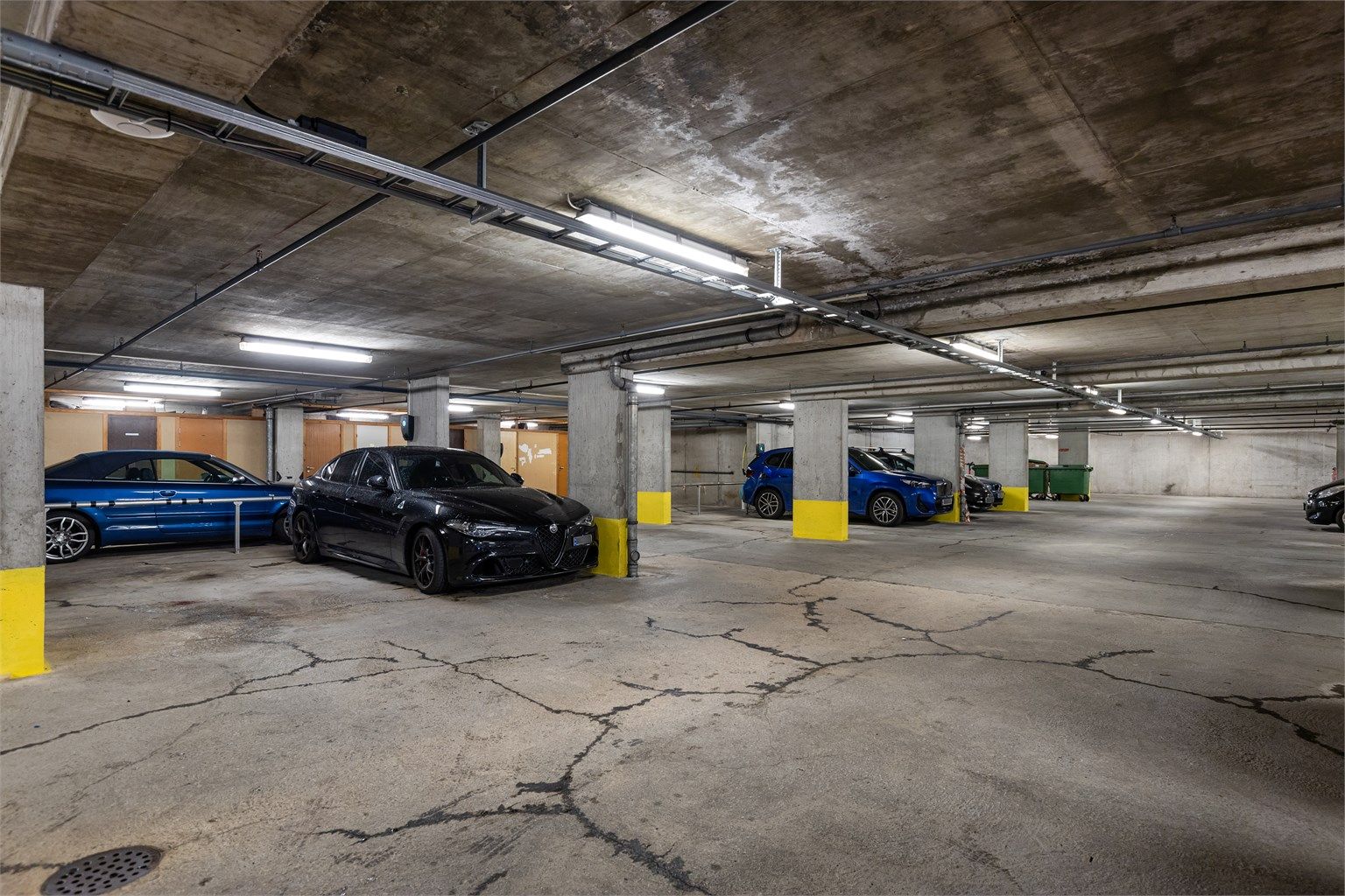 Fast parkering i lukket anlegg m/mulighet for elbillader. Sameiet har nylig utbedret sprekker i betongdekket