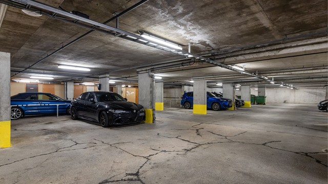 Fast parkering i lukket anlegg m/mulighet for elbillader. Sameiet har nylig utbedret sprekker i betongdekket
