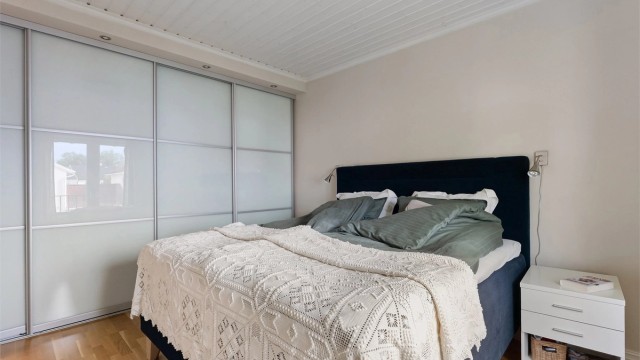 Romslig skyvedørsgarderobe gir rikelig med oppbevaringsplass.