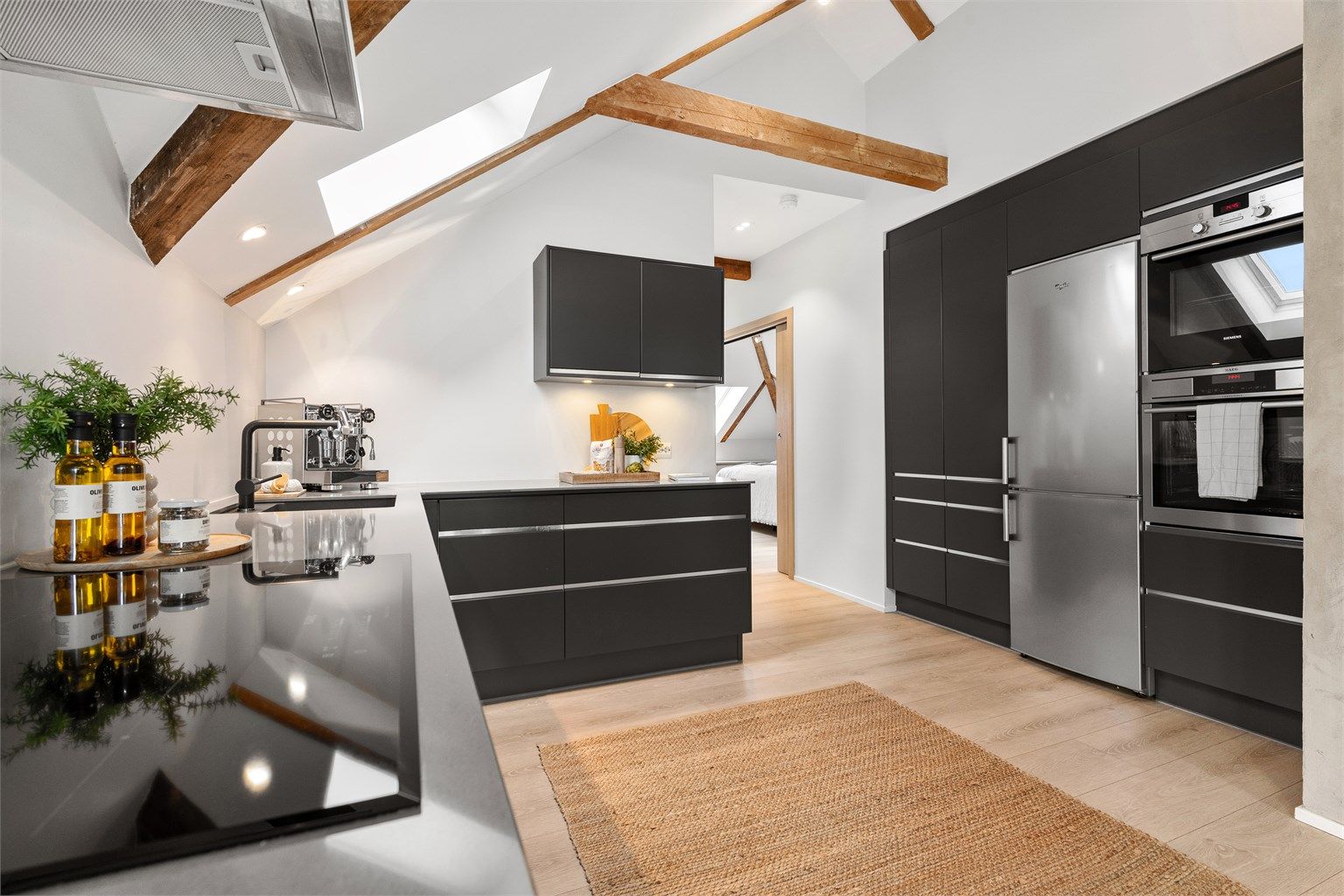 Høyskap med integrert stekeovn, damp/stekeovn og kjøleskap med fryser gir en ryddig og funksjonell kjøkkensone.