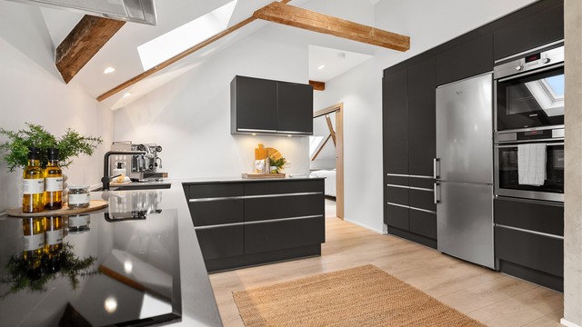 Høyskap med integrert stekeovn, damp/stekeovn og kjøleskap med fryser gir en ryddig og funksjonell kjøkkensone.