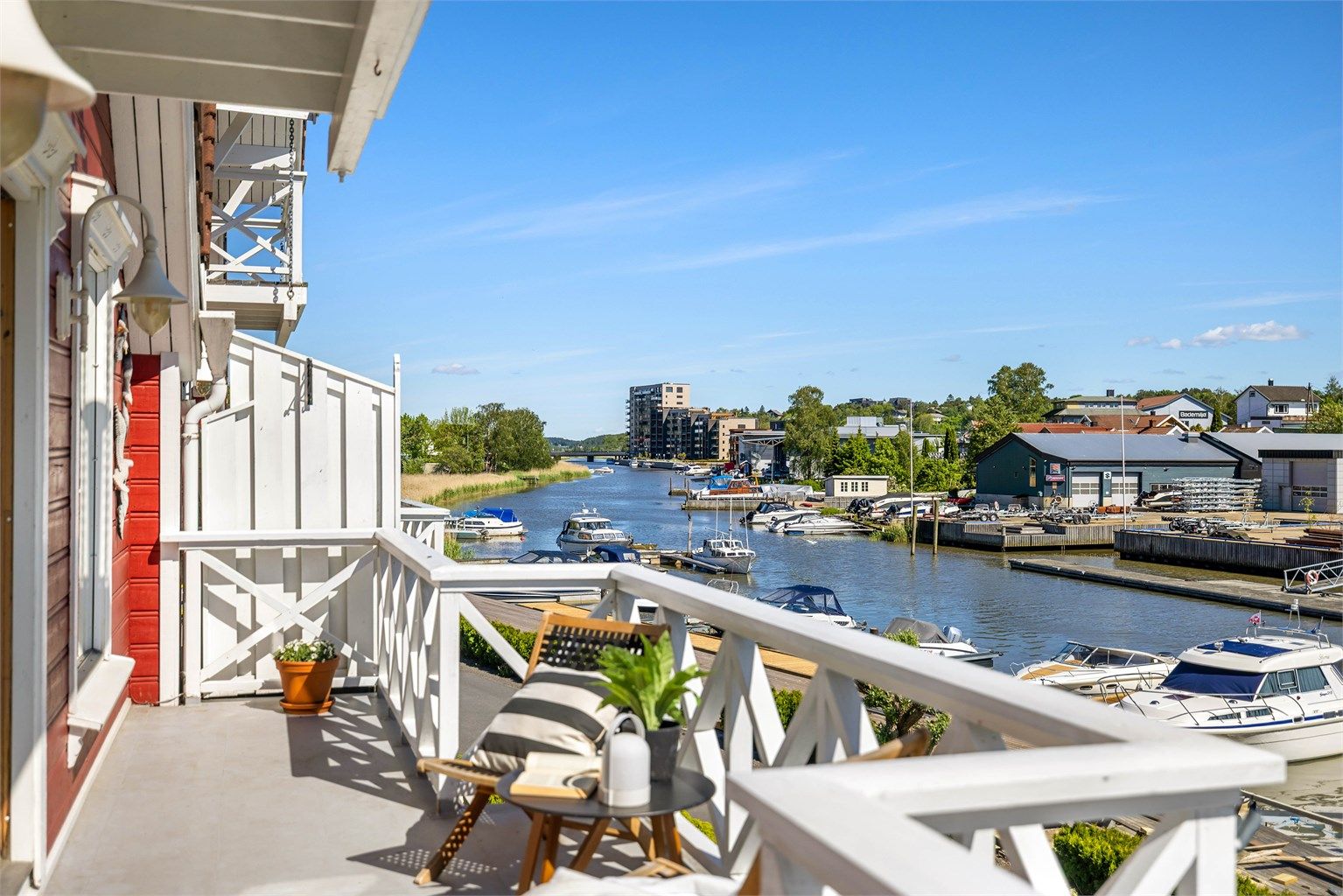 På leilighetens to balkonger får du et nydelig overblikk over elven og de maritime omgivelsene.