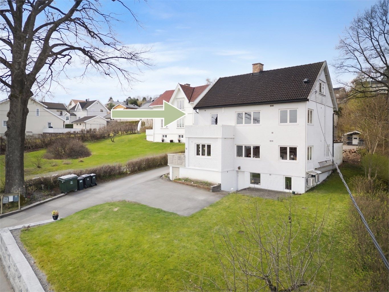 Fra trappegangen i 2. etasje er det utgang til en vestvendt balkong på 7 kvm (ikke byggemeldt).