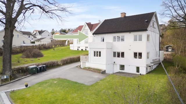 Fra trappegangen i 2. etasje er det utgang til en vestvendt balkong på 7 kvm (ikke byggemeldt).