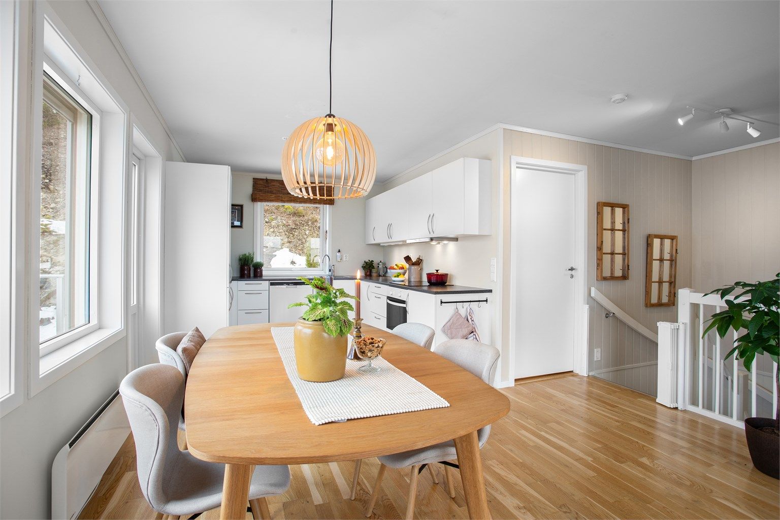 Adkomst fra stuen til toalettrom ved trapp til underetasjen