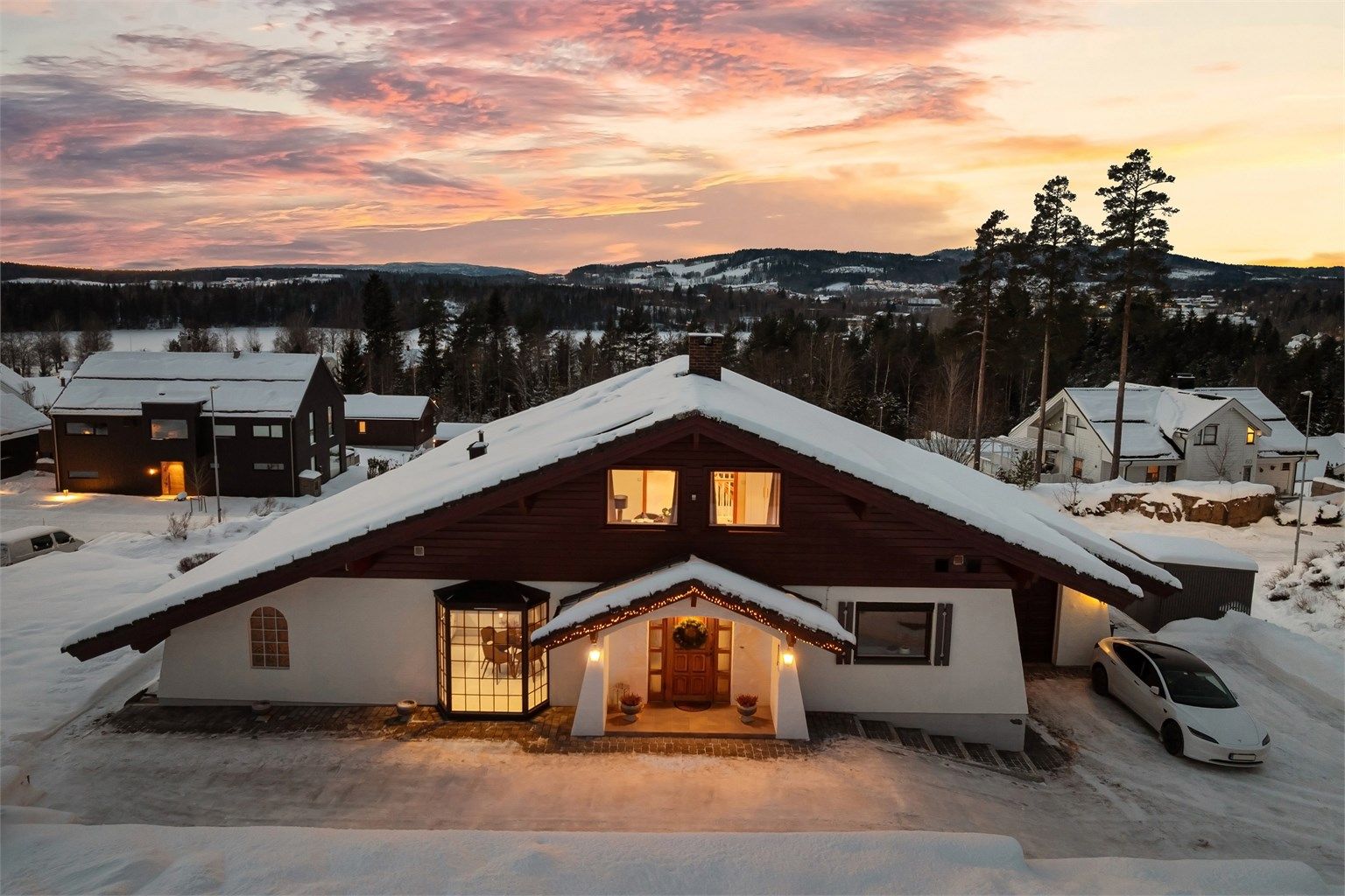 Frittliggende enebolig i Tyrolerstil med en stille og tilbaketrukket beliggenhet.