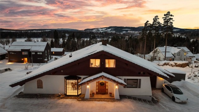 Frittliggende enebolig i Tyrolerstil med en stille og tilbaketrukket beliggenhet.