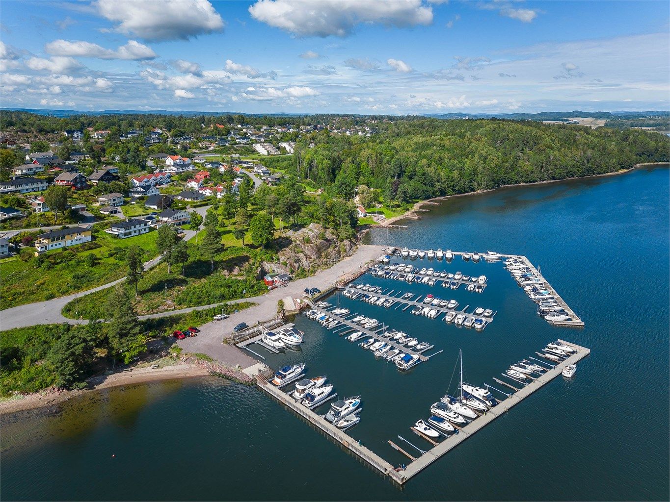  Den naturskjønne beliggenheten gir enkel tilgang til sjøen, med fine bademuligheter og småbåthavner, både i Rakkevik og Melsomvik. Et flott utgangspunkt for fine båtturer i vår vakre skjærgård.  