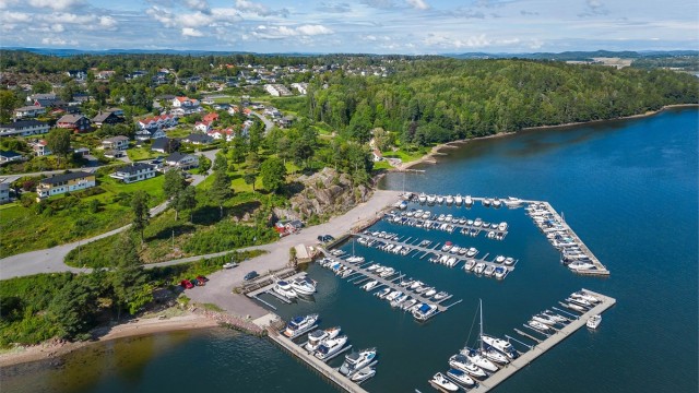 Den naturskjønne beliggenheten gir enkel tilgang til sjøen, med fine bademuligheter og småbåthavner, både i Rakkevik og Melsomvik. Et flott utgangspunkt for fine båtturer i vår vakre skjærgård.