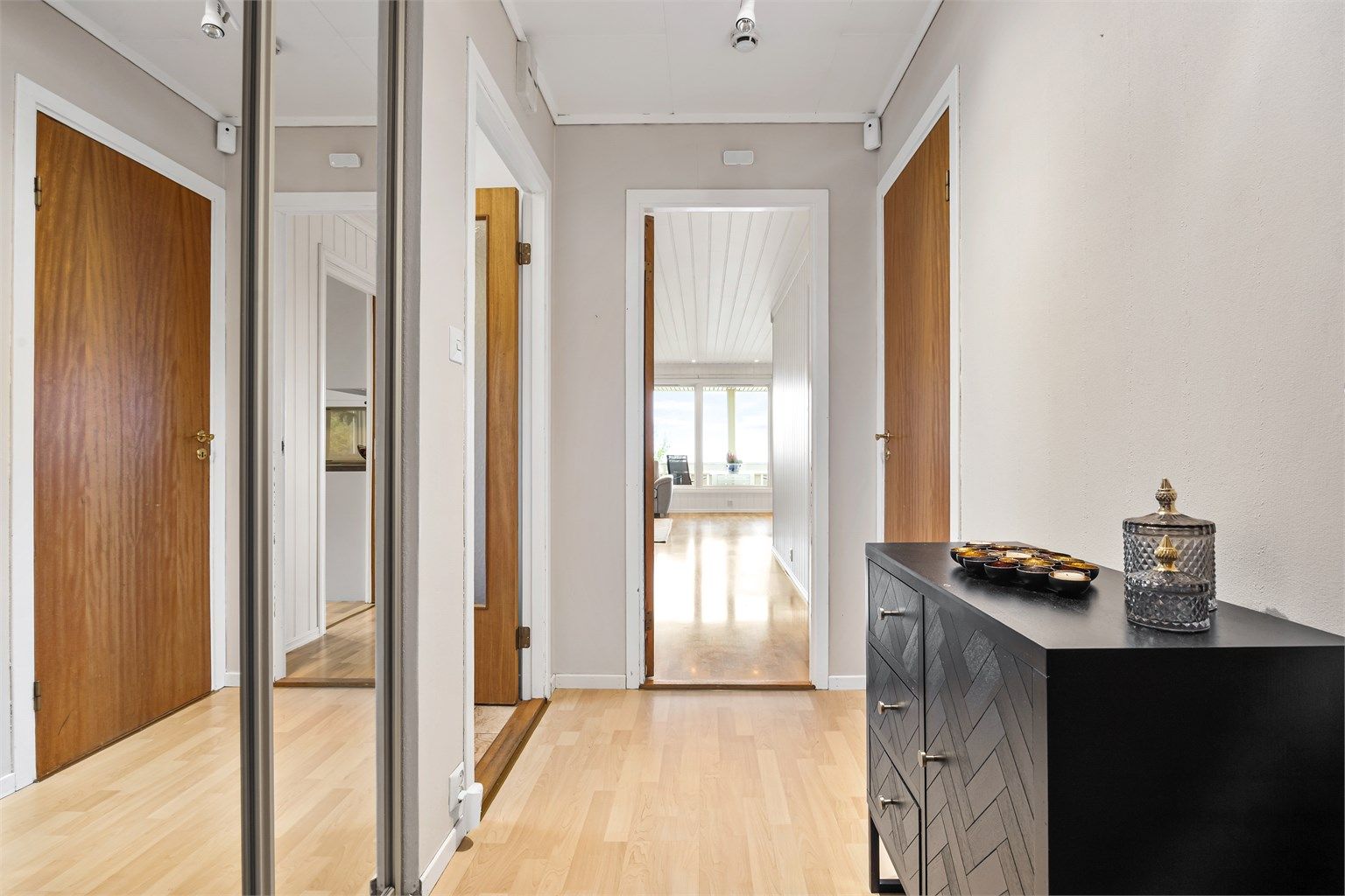 Gang med skyvedørsgarderobe og adkomst videre til oppholdsrommene.