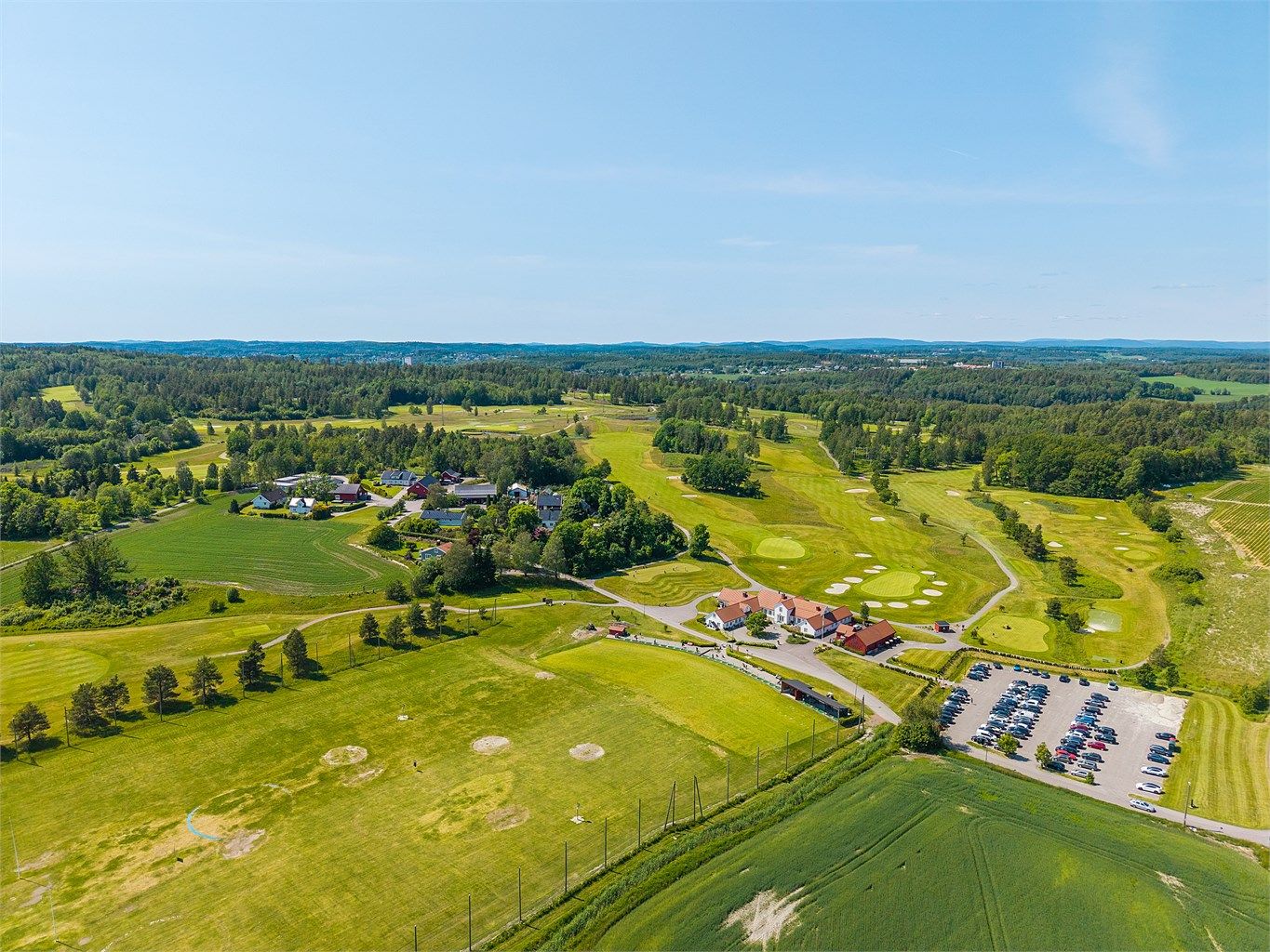 Utsynet til golfklubben og banen kan nytes fra leiligheten. 
Rett over jordet ligger det skogsområder som går videre i flotte turveier rundt på Nøtterøy.