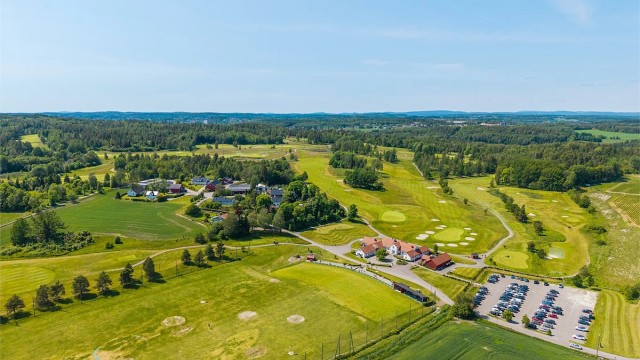 Utsynet til golfklubben og banen kan nytes fra leiligheten.
Rett over jordet ligger det skogsområder som går videre i flotte turveier rundt på Nøtterøy.