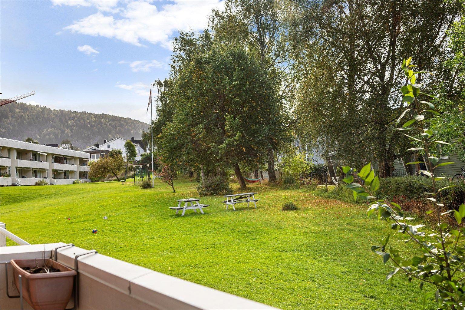 Balkong-utsikt mot hagen 