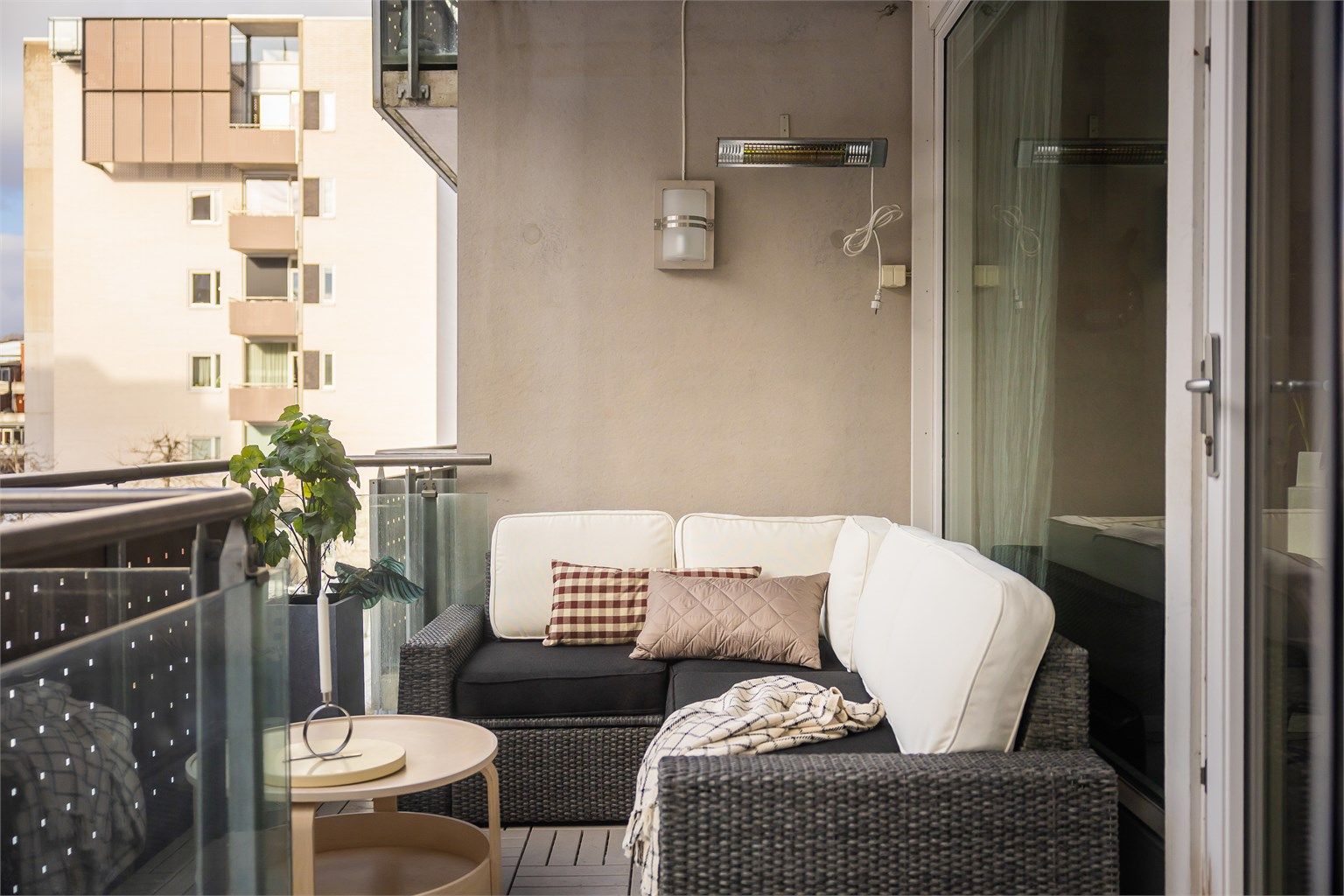 Her er det god plass til sittegruppe, grill (elektrisk/gass er tillatt), samt diverse beplantning. 