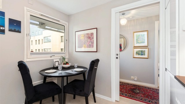 Kjøkkenet har også god plass til et frokostbord foran vinduet