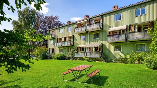 Balkong med trapp ned til store, felles grøntarealer.