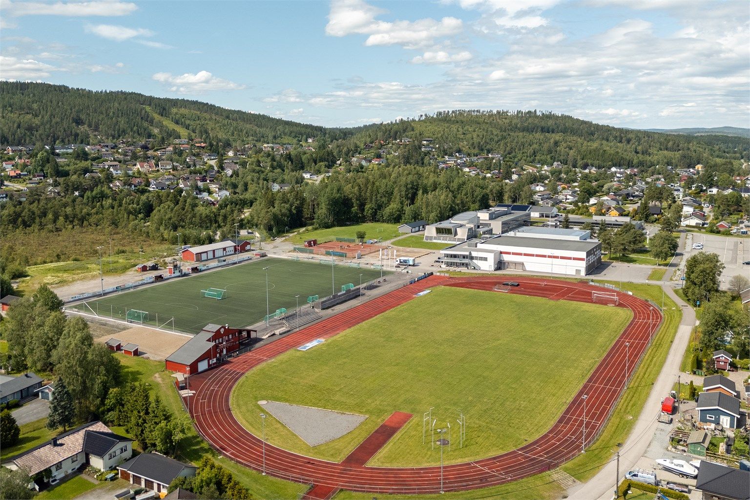 For den sportsinteresserte er det kort vei til Bjørkelangen sportssenter med et variert aktivitetstilbud.