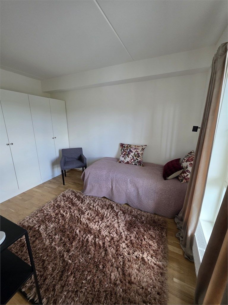 Boligen har et godt soverom med garderobeskap. Her har du plass til dobbeltseng, nattbord og klesoppheng.
