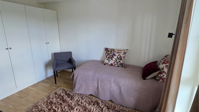 Boligen har et godt soverom med garderobeskap. Her har du plass til dobbeltseng, nattbord og klesoppheng.
