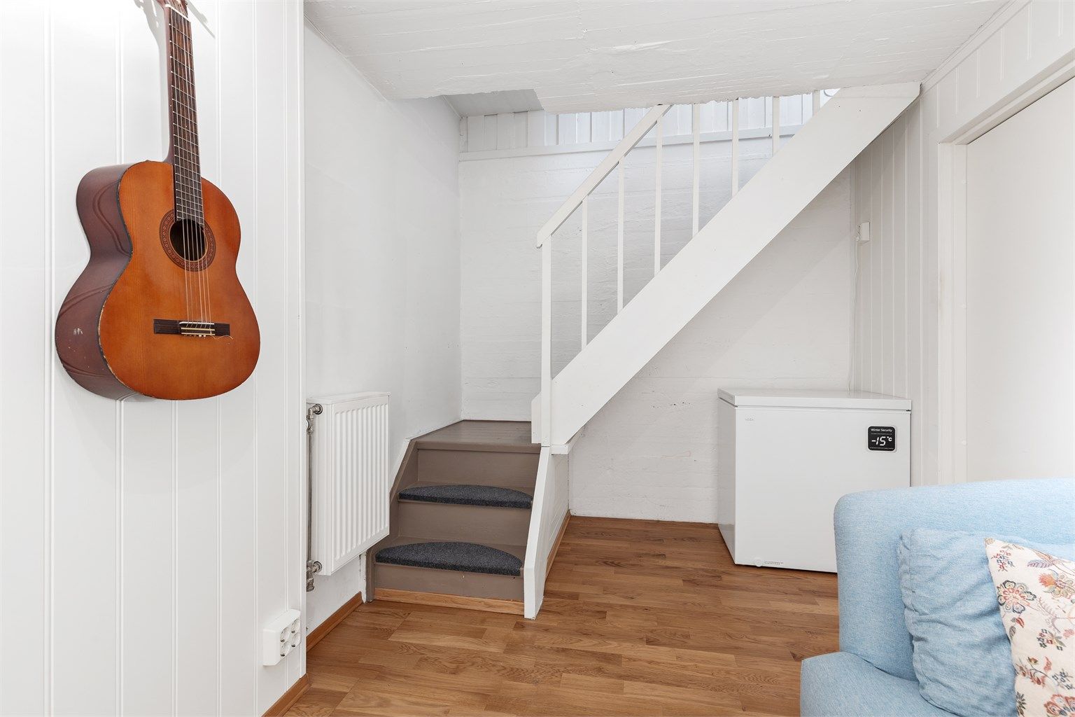 Rommet har parkett på gulvet og oppvarmes med radiator (Kjellerstuen er ikke godkjent for varig opphold)