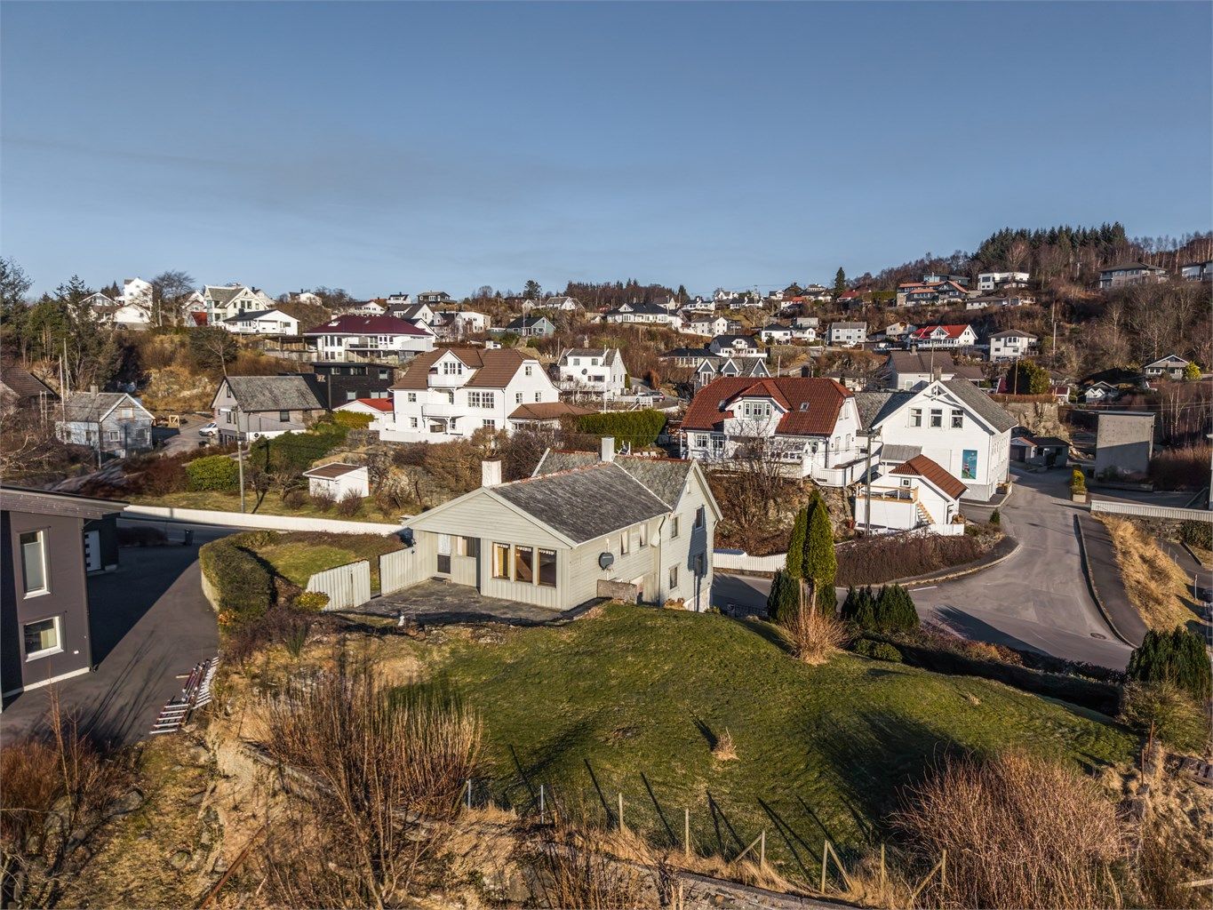 Tomten er på ca. 1130 kvm og er opparbeidet med stort plenareal, prydbusker, hekker og asfaltert innkjørsel med parkering.