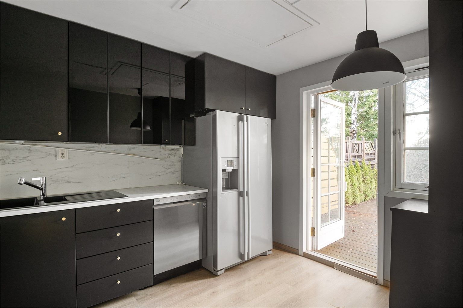 Lekkert kjøkken fra 2019 med god skap- og benkeplass. Utgang fra kjøkkenet til hage med markterrasse. 