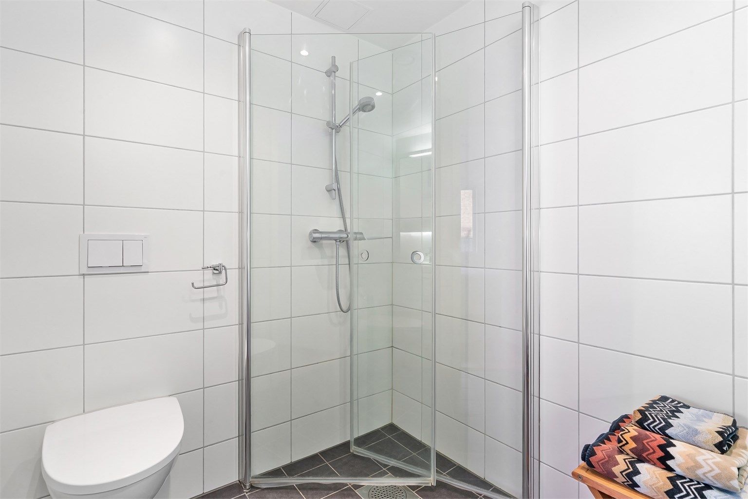 Vegghengt toalett og servantinnredning gir et stilrent uttrykk og forenkler renholdet.