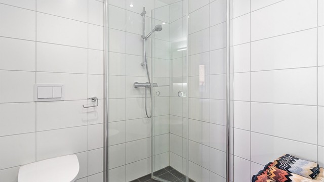 Vegghengt toalett og servantinnredning gir et stilrent uttrykk og forenkler renholdet.