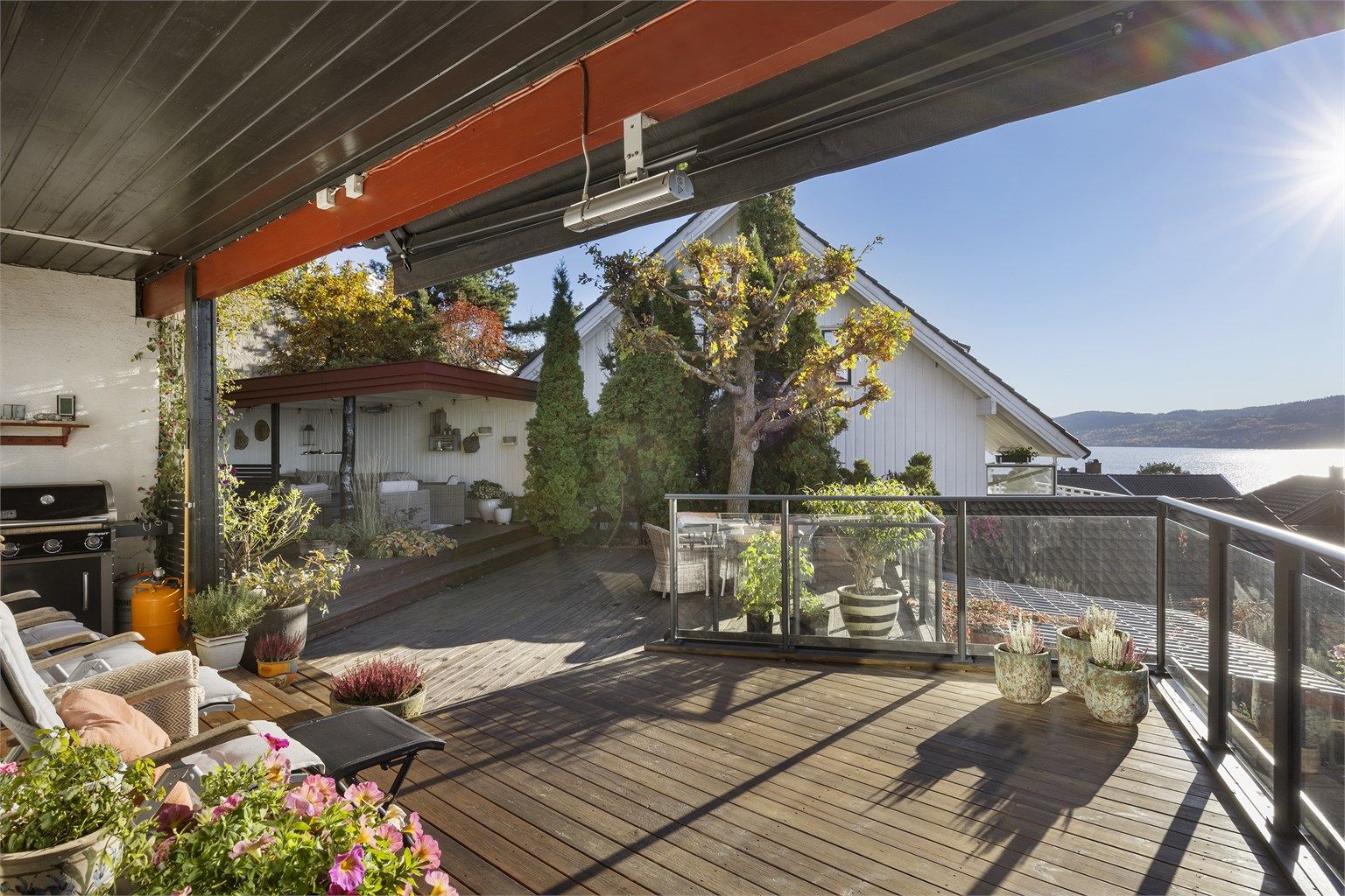 De sydvestvendte terrassene er fra 2022 og gir rikelig med plass for utemøbler og sosiale soner.