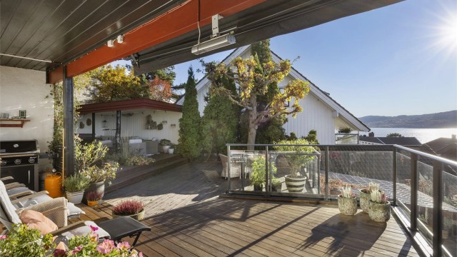 De sydvestvendte terrassene er fra 2022 og gir rikelig med plass for utemøbler og sosiale soner.