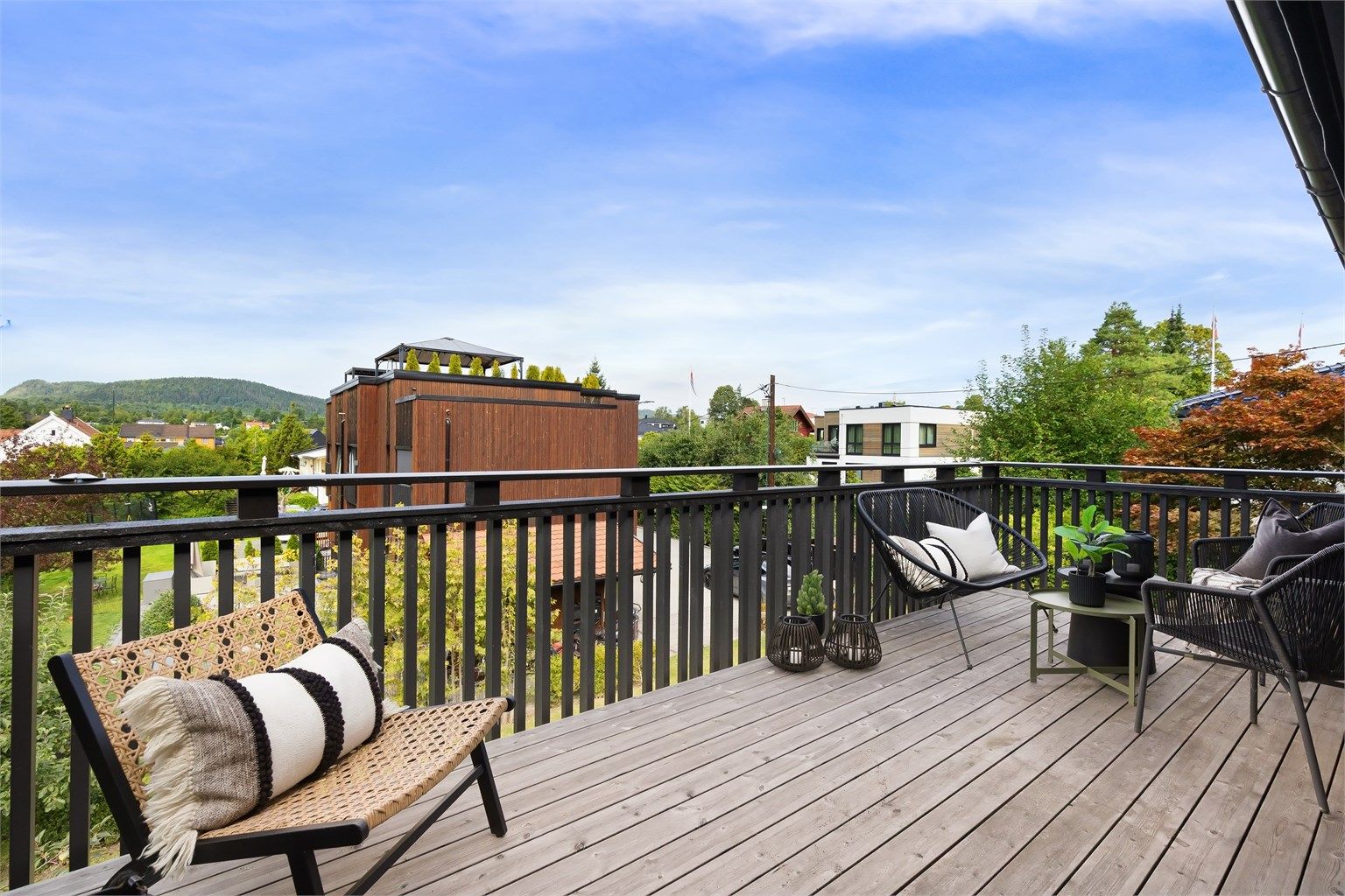 Balkongen utenfor stuen har plass til en hyggelig sittegruppe.