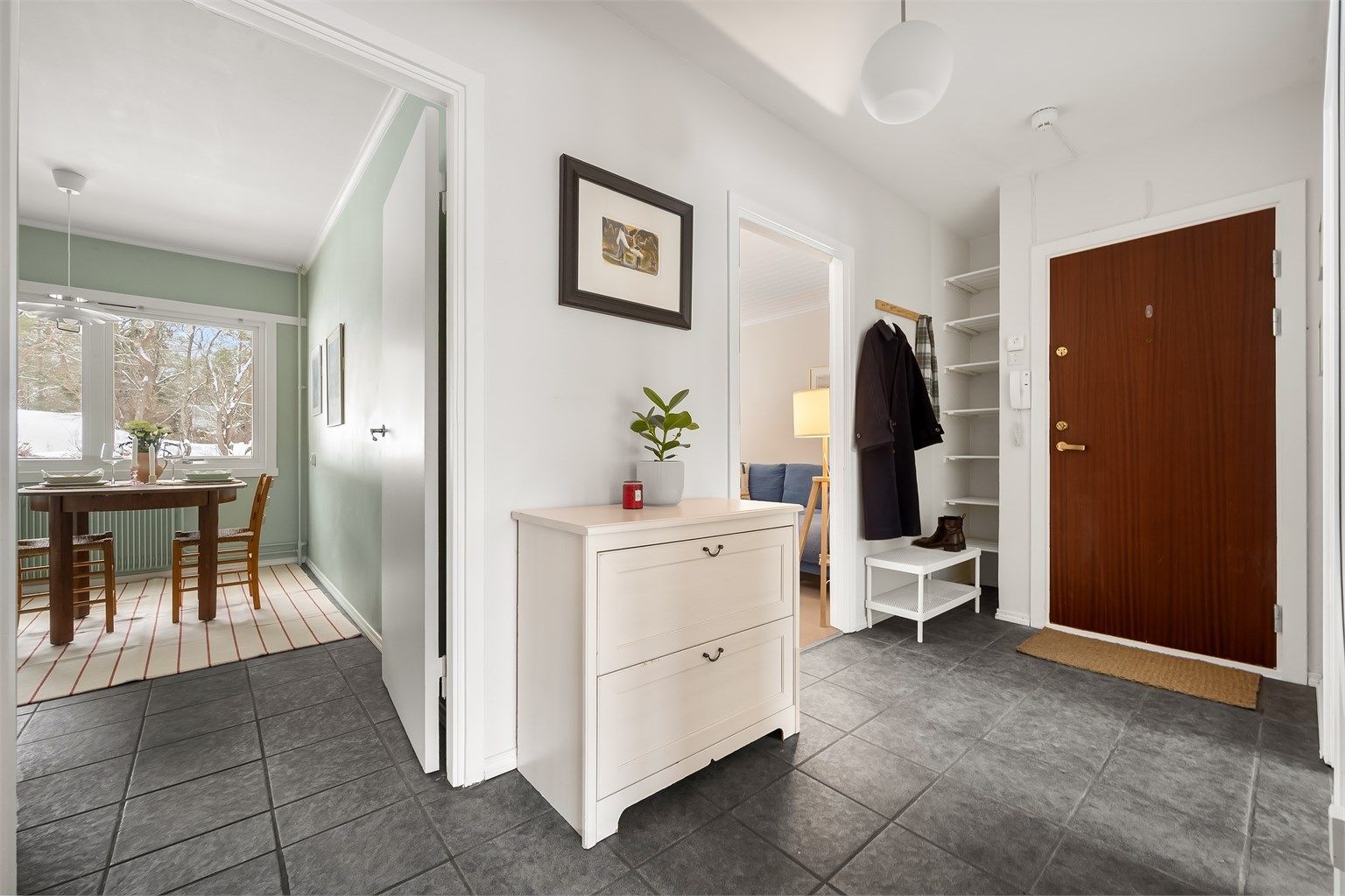 Entréen fungerer som leilighetens naturlige fordelingspunkt med adkomst til samtlige rom.